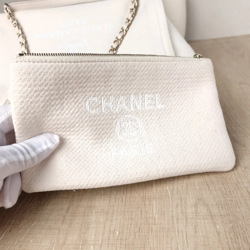 Chanel Shoulder Bag White Canvas One Size 32 × 16 × 23 cm — detail view 1 of 17