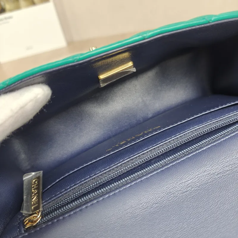 Chanel Crossbody Bag mini Green Lambskin mini20 × 6 × 12 cm — detail view 3 of 17