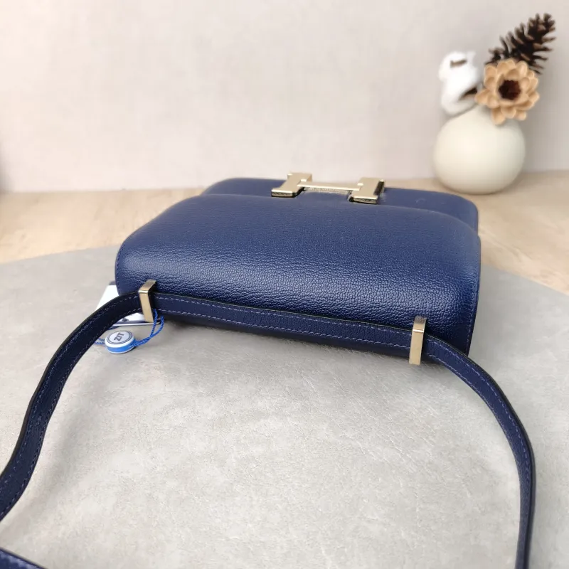 Hermès Crossbody Bag Constance 19 Gold-Tone Hardware 7U Lambskin Mini 19 × 4 × 15 cm G — detail view 4 of 14