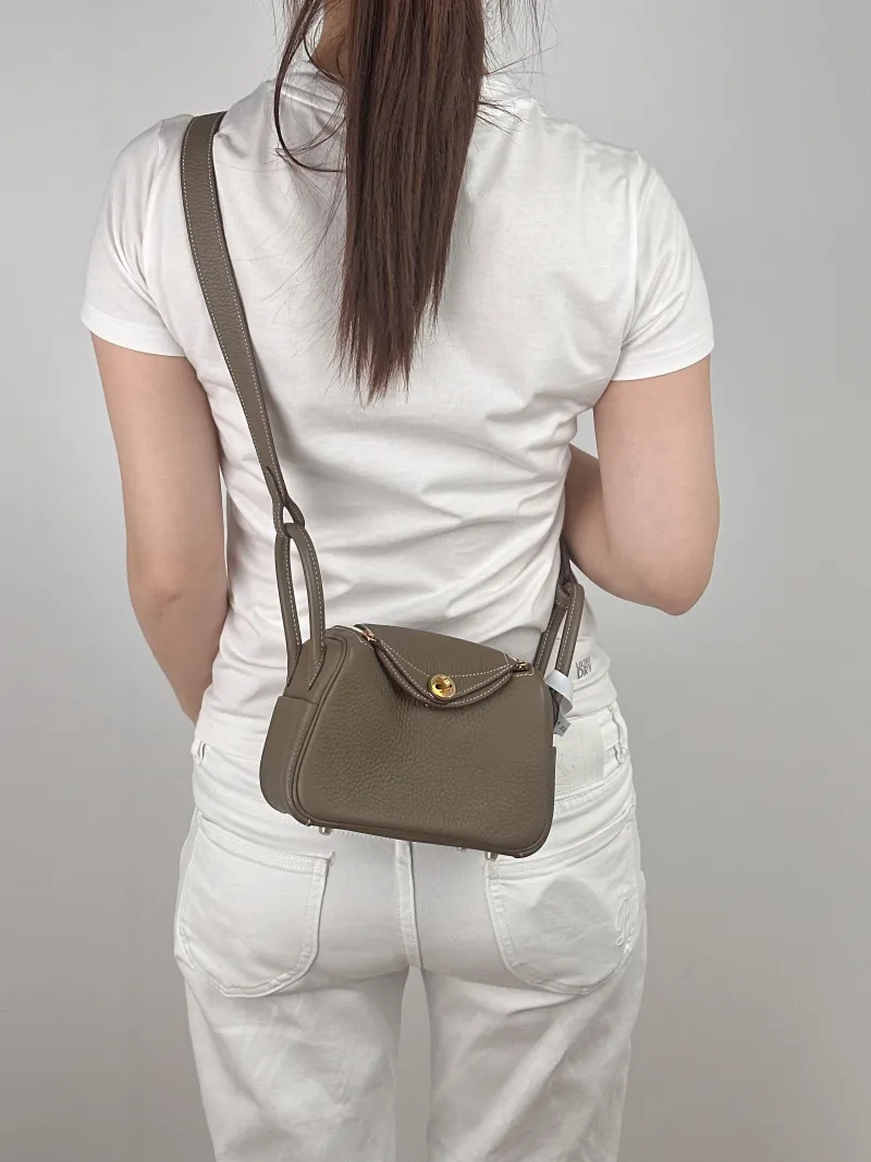 Hermès Crossbody Bag Lindy Mini 1918 TC Calfskinmini19 × 9.5 × 13 cm — on-model view 1 of 2