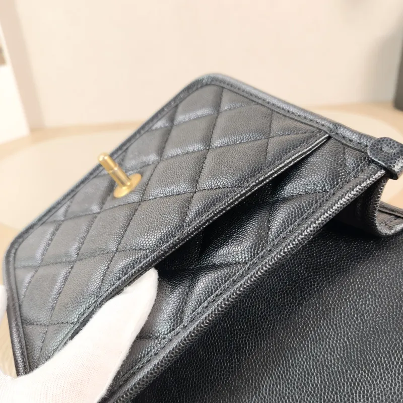 Chanel Crossbody Bag Messenger Bag Black Grained Calfskin 17 × 6 × 16 cm — detail view 4 of 11