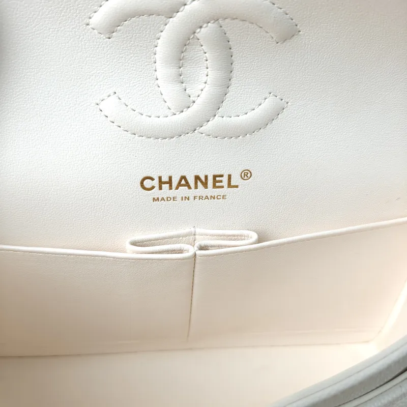 Chanel Crossbody Bag Classic Flap CF White Grained Calfskin Small 23 × 6 × 14.5 cm — detail view 3 of 13