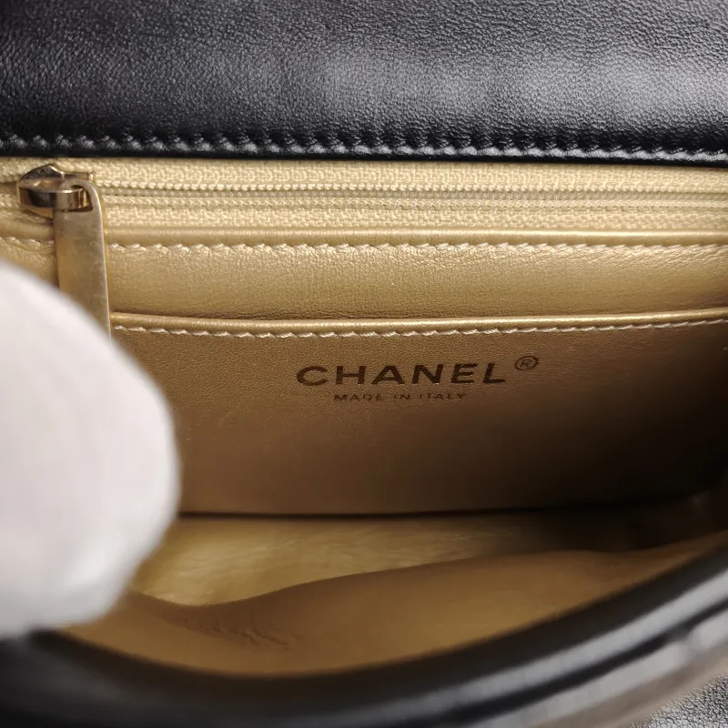 Chanel Crossbody Bag Black Lambskin One Size17 × 8 × 13.5 cm — detail view 4 of 15