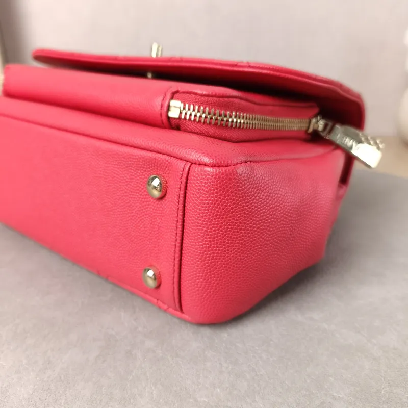 Chanel Crossbody Bag affinity Messenger Bag Red Grained Calfskin Medium 22 × 9.5 × 16 cm 25 — detail view 9 of 16