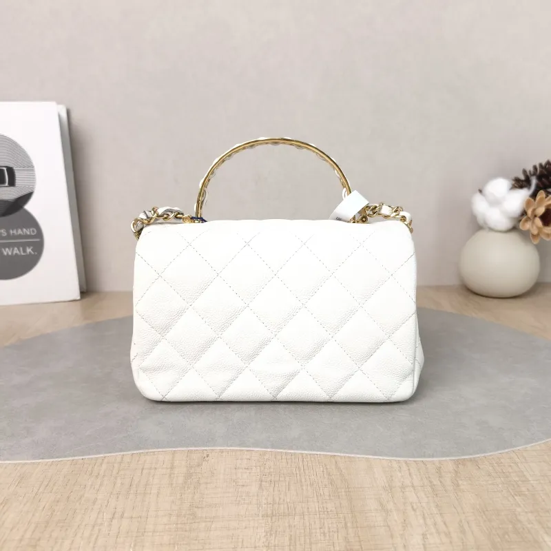Chanel Crossbody Bag White Calfskin One Size18 × 7 × 11.5 cm — cover view 4 of 5
