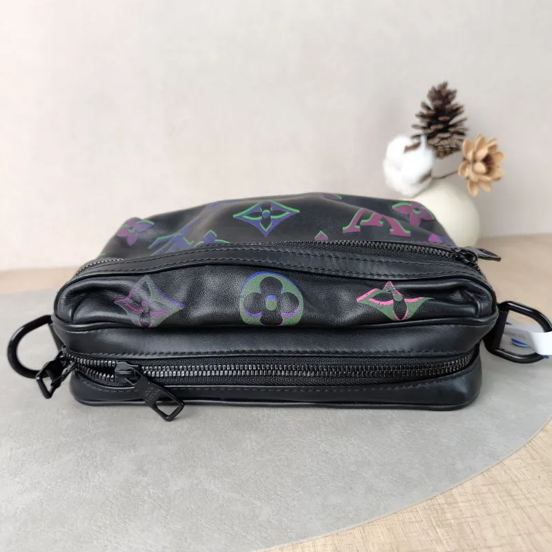 Louis Vuitton Crossbody Bag Comet Messenger Messenger Bag Black Calfskin Small23 × 8 × 12.5 cm — detail view 10 of 11