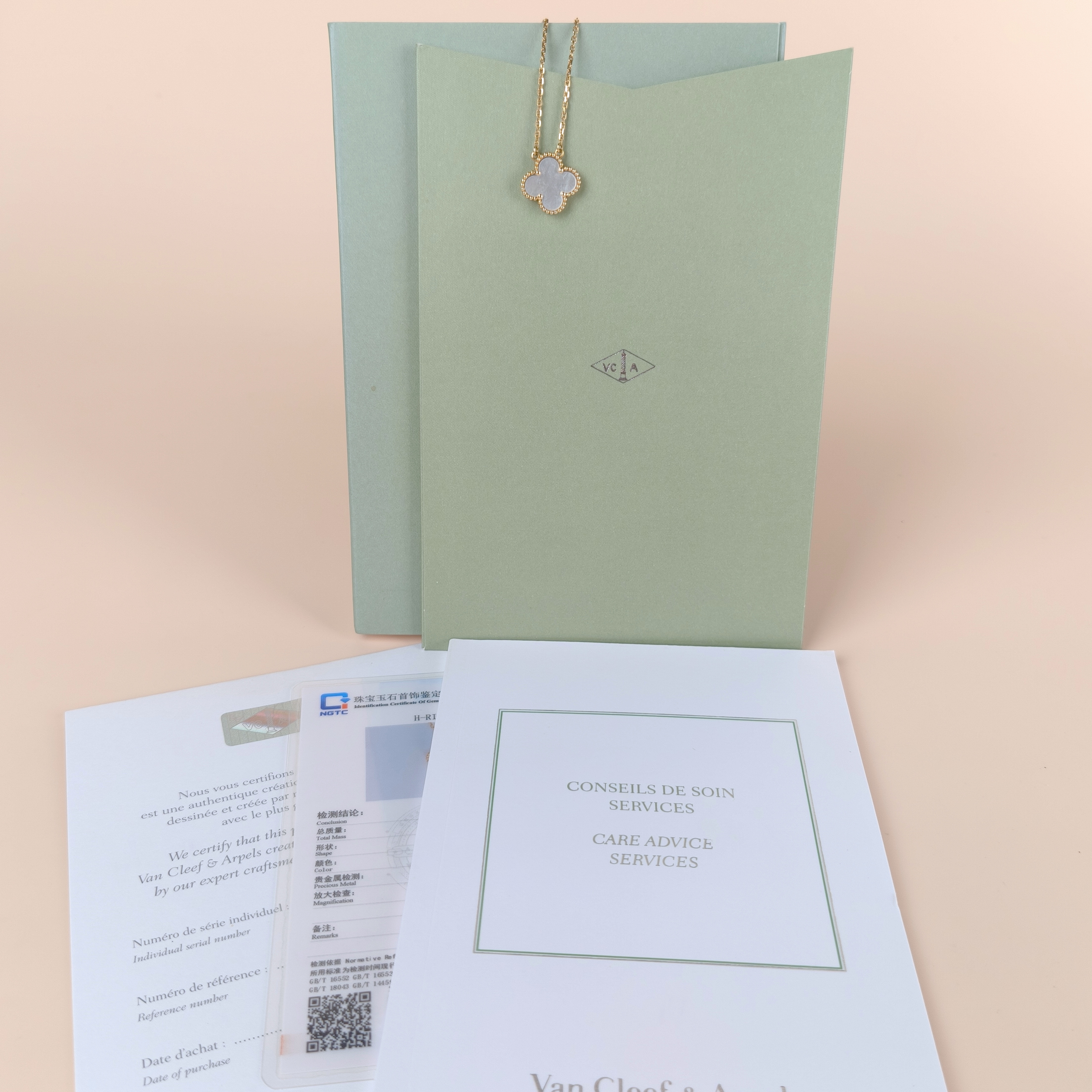 Van Cleef & Arpels Necklace Alhambra Alhambra Collection Necklace White Mother-of-Pearl Pearl · White Mother-of-Pearl18KY ellow Gold Vintage Small42cm — cover view 4 of 9