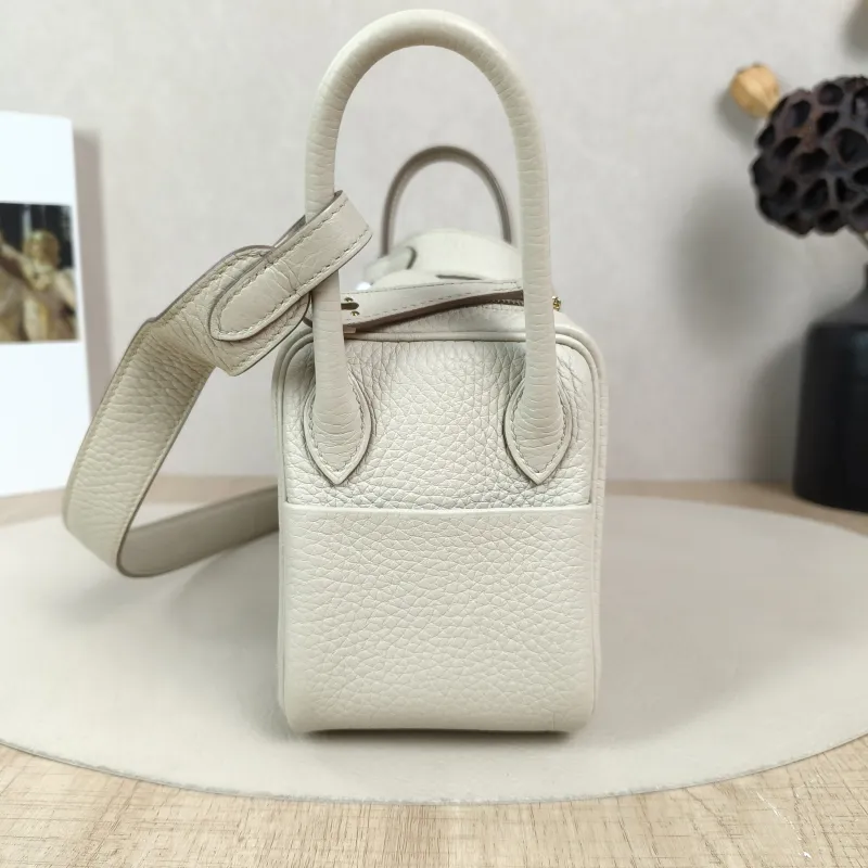 Hermès Crossbody Bag Lindy Mini 198LB eton TC Calfskinmini19 × 9.5 × 13 cm — detail view 1 of 12