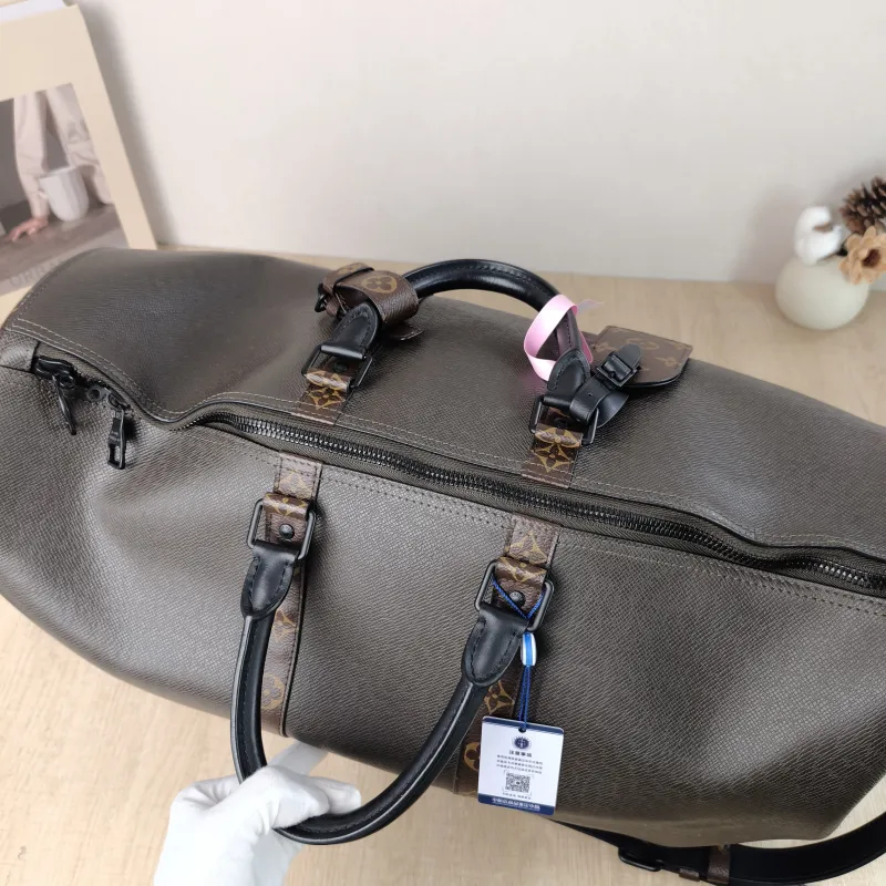 Louis Vuitton Top Handle Bag Keepall 50 Shoulder Strap Edition Green Calfskin One Size 50 × 23 × 29 cm — detail view 14 of 15