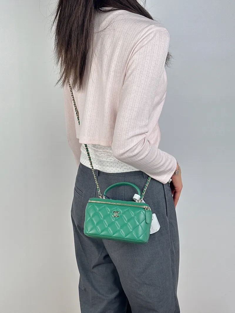 Chanel Crossbody Bag Edition Green Lambskinmini16 × 8 × 9.5 cm — on-model view 2 of 3