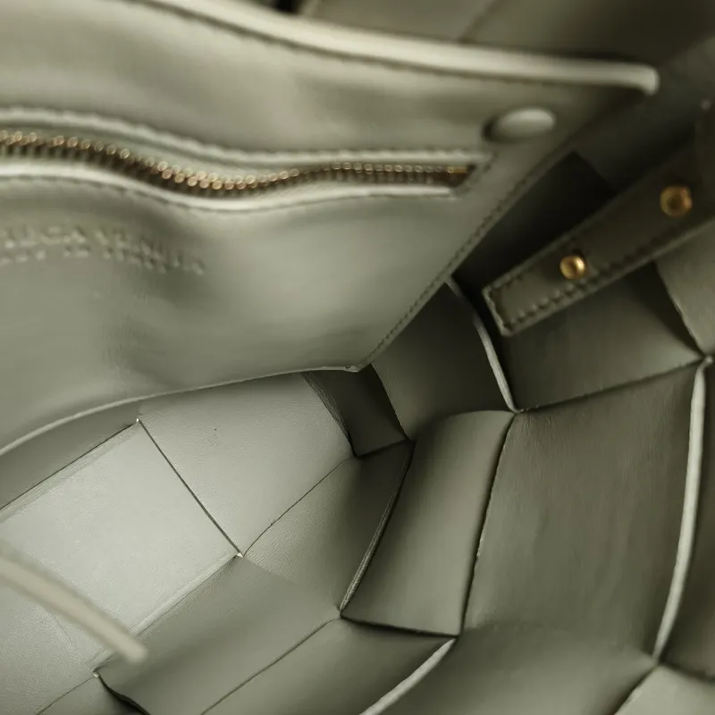 Bottega Veneta Shoulder Bag Cassette Woven Green Lambskin One Size 16.5 × 5.5 × 22 cm — detail view 7 of 9
