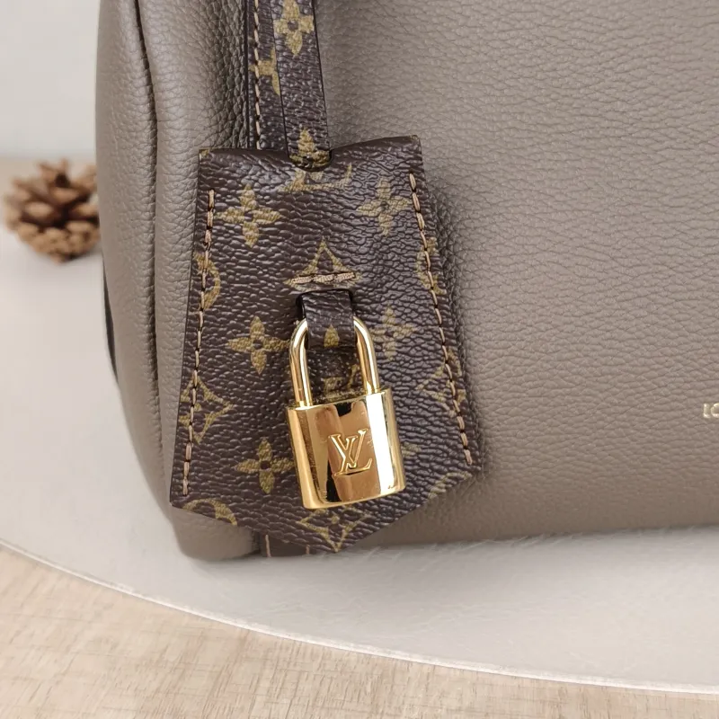 Louis Vuitton Shoulder Bag EXPRESS Shoulder Bag Grey Calfskin Small26 × 13.5 × 17 cm — detail view 4 of 12
