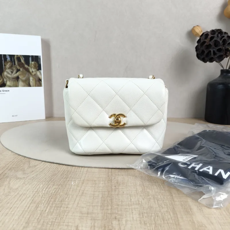 Chanel Crossbody Bag Edition White Calfskin One Size17 × 7 × 13 cm — cover view 2 of 6