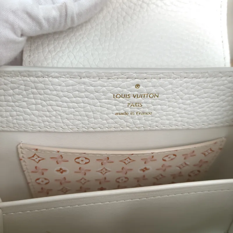 Louis Vuitton Crossbody Bag Capucines White Calfskinmini21 × 8 × 14 cm — detail view 11 of 11