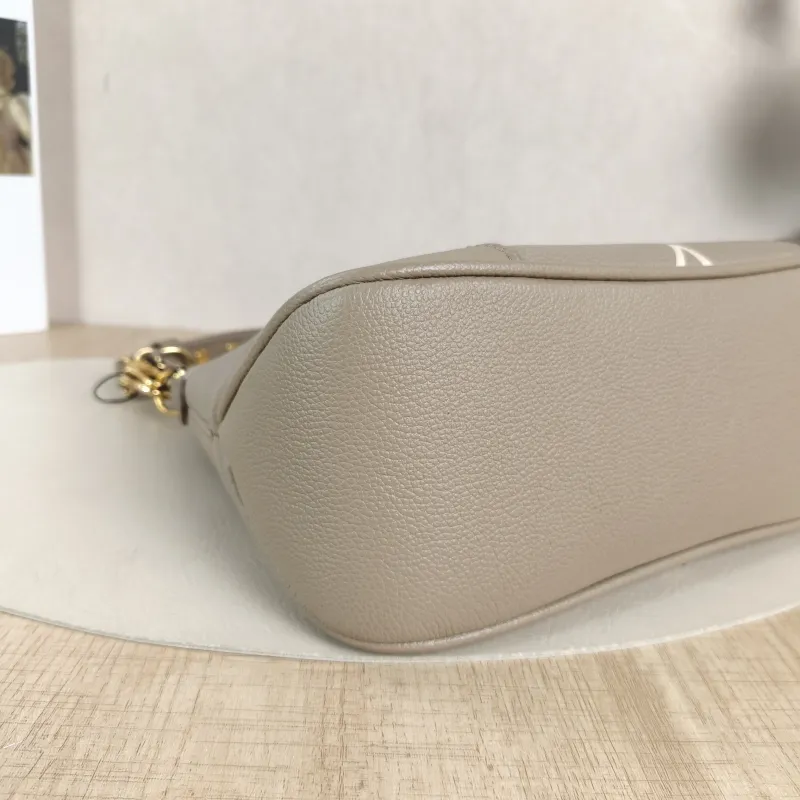 Louis Vuitton Crossbody Bag Boulogne Empreinte Embossed Calfskin Small26 × 9.5 × 16 cm — detail view 1 of 12