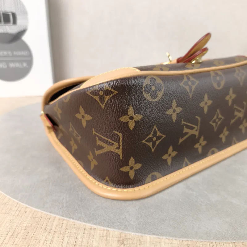 Louis Vuitton Crossbody Bag Diane Baguette Bag Shoulder Strap PVC Small24 × 9 × 15 cm — detail view 2 of 14