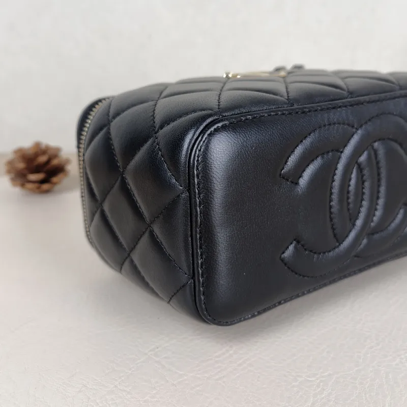 Chanel Crossbody Bag Pearl Edition Black Lambskin One Size16 × 8 × 9.5 cm — detail view 9 of 14