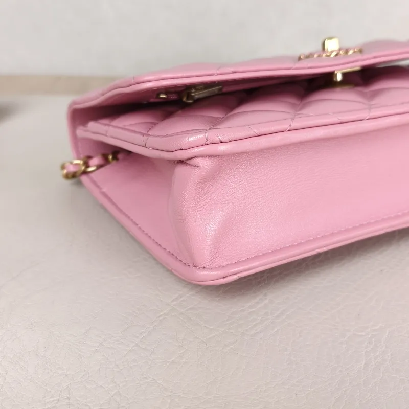 Chanel Crossbody Bag Pink Lambskin 18.5 × 5 × 12 cm — detail view 1 of 13