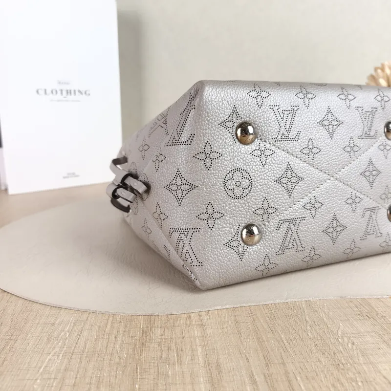 Louis Vuitton Crossbody Bag BELLA Grey Calfskin One Size 22 × 14 × 19 cm — detail view 7 of 10