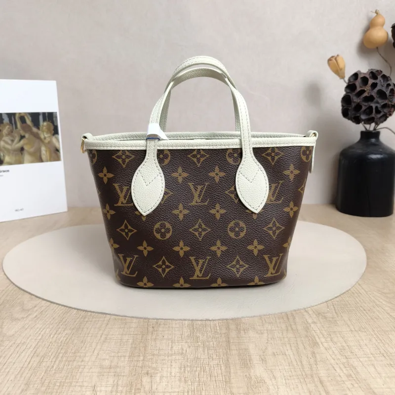 Louis Vuitton Crossbody Bag NEVERFULL INSIDE OUT BB Green PVC · Calfskin BB26.5 × 11 × 16.5 cm — cover view 2 of 6
