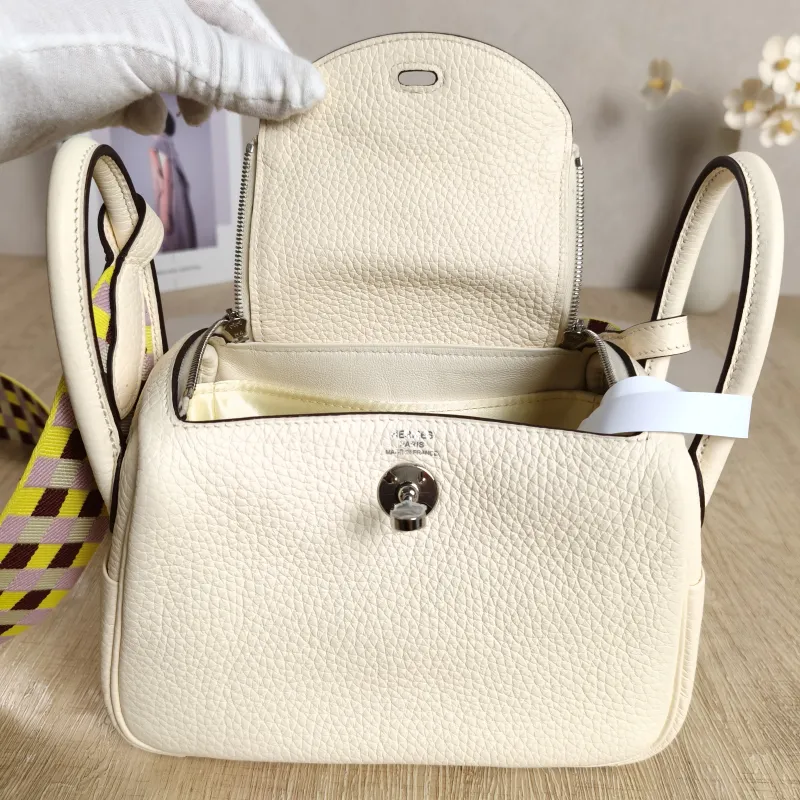 Hermès Crossbody Bag Shoulder Strap Lindy Mini 19 TC Calfskinmini19 × 9.5 × 13 cm — detail view 9 of 9