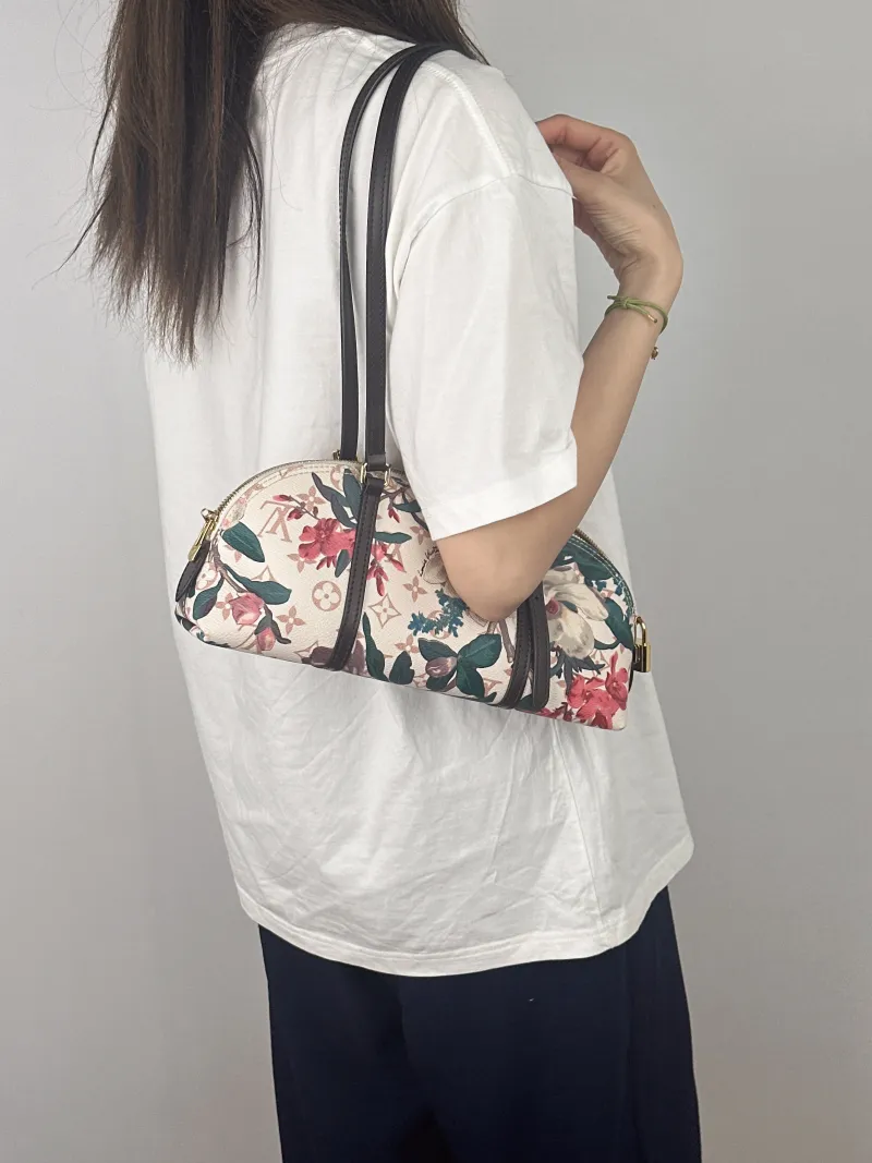 Louis Vuitton Shoulder Bag Squire East West PVC One Size29 × 8 × 14 cm — on-model view 2 of 2