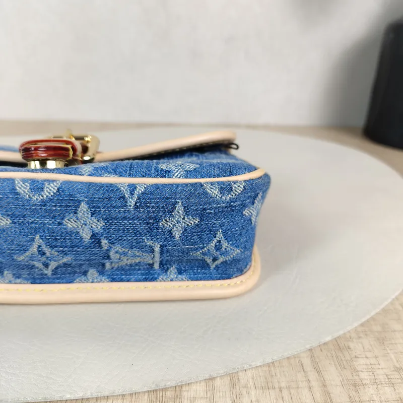 Louis Vuitton Crossbody Bag Diane Baguette Bag Blue nano 19 × 6 × 10.5 cm — detail view 9 of 13