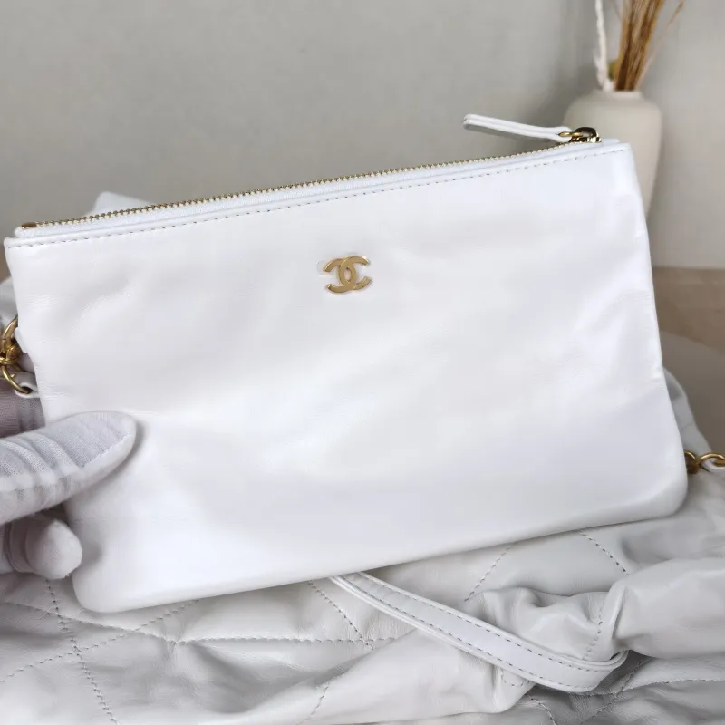 Chanel Shoulder Bag22Bag White CC alfskin Small35 × 7 × 37 cm — detail view 2 of 14