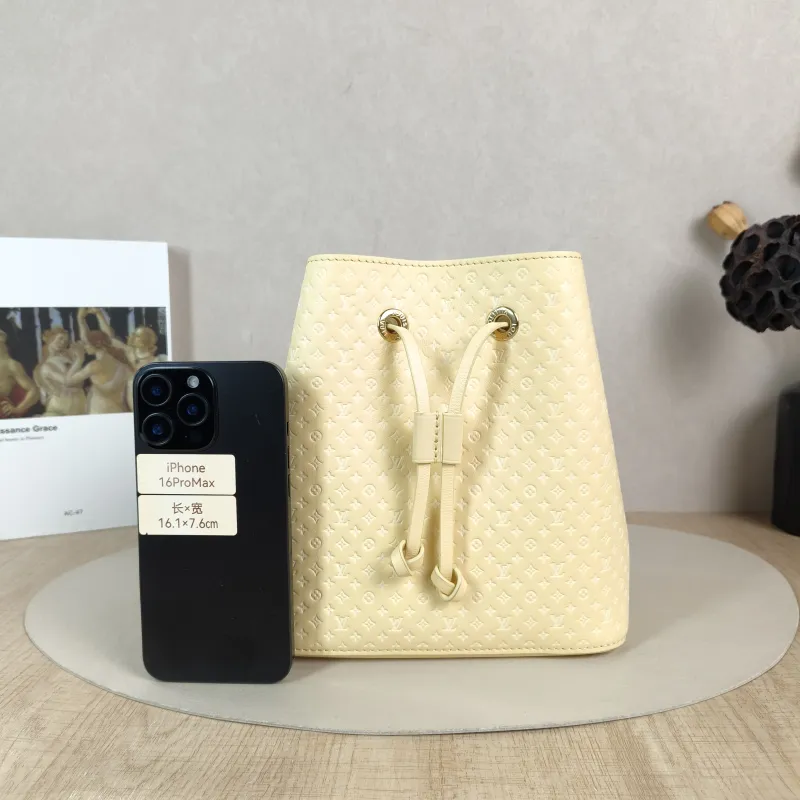 Louis Vuitton Shoulder Bag NÉONOÉ Bucket Bag BB Yellow Calfskin BB 20 × 13 × 20 cm — cover view 2 of 5