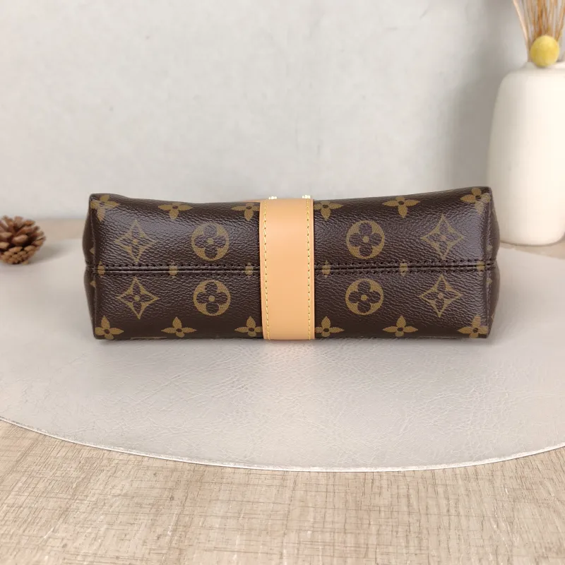 Louis Vuitton Shoulder Bag Pochette Mia Monogram PVC One Size 22 × 8 × 14.5 cm — cover view 4 of 5