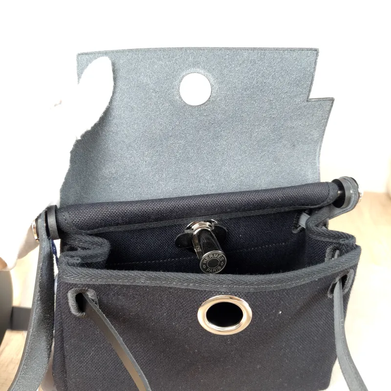 Hermès Crossbody Bag Herbag Zip 20Black Calfskin，Canvasmini20.5 × 7 × 16.5 cm — detail view 3 of 15