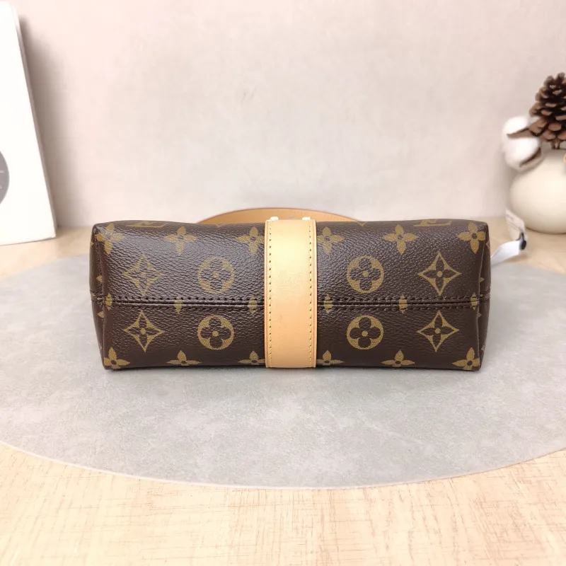 Louis Vuitton Shoulder Bag Pochette Mia Monogram PVC One Size22 × 8 × 14.5 cm — cover view 6 of 6