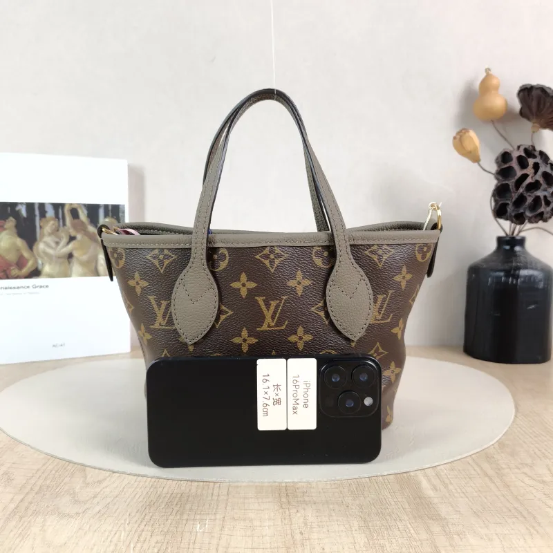 Louis Vuitton Crossbody Bag NEVERFULL INSIDE OUT BB PVC · Calfskin BB 26.5 × 11 × 16.5 cm — cover view 4 of 5