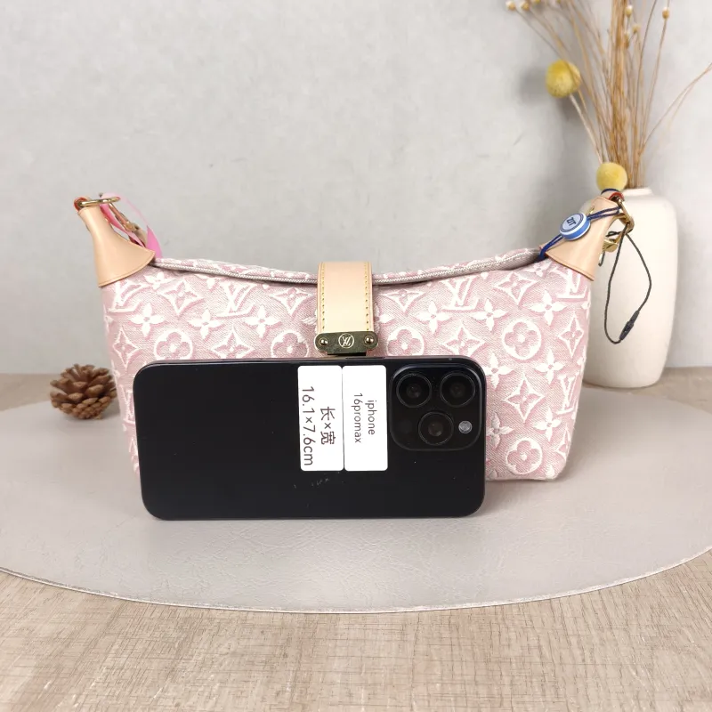 Louis Vuitton Shoulder Bag Pochette Mia One Size 22 × 8 × 14.5 cm — cover view 2 of 5