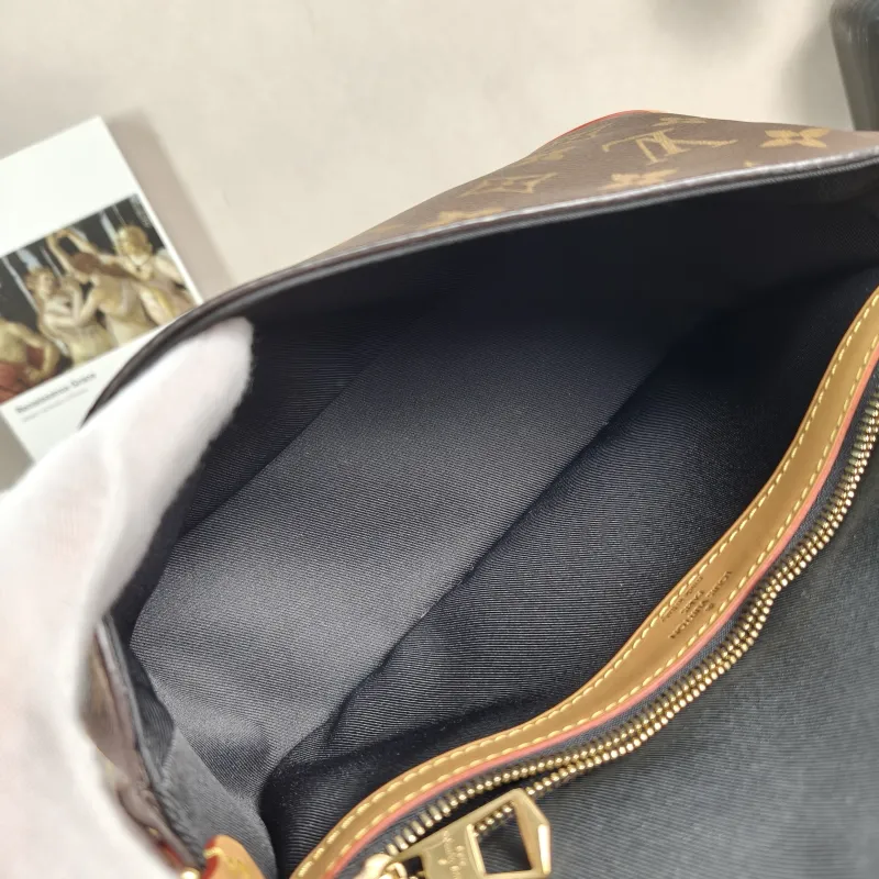 Louis Vuitton Crossbody Bag Diane Baguette Bag Shoulder Strap PVC Small24 × 9 × 15 cm — detail view 3 of 12