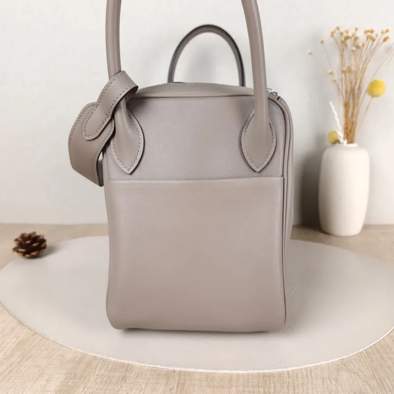 Hermès Crossbody Bag Lindy 30 Grey Blue Swift Calfskin30 × 15 × 19 cm — detail view 2 of 12
