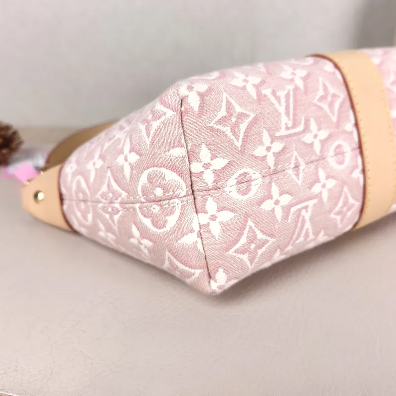 Louis Vuitton Shoulder Bag Pochette Mia One Size 22 × 8 × 14.5 cm — detail view 5 of 10