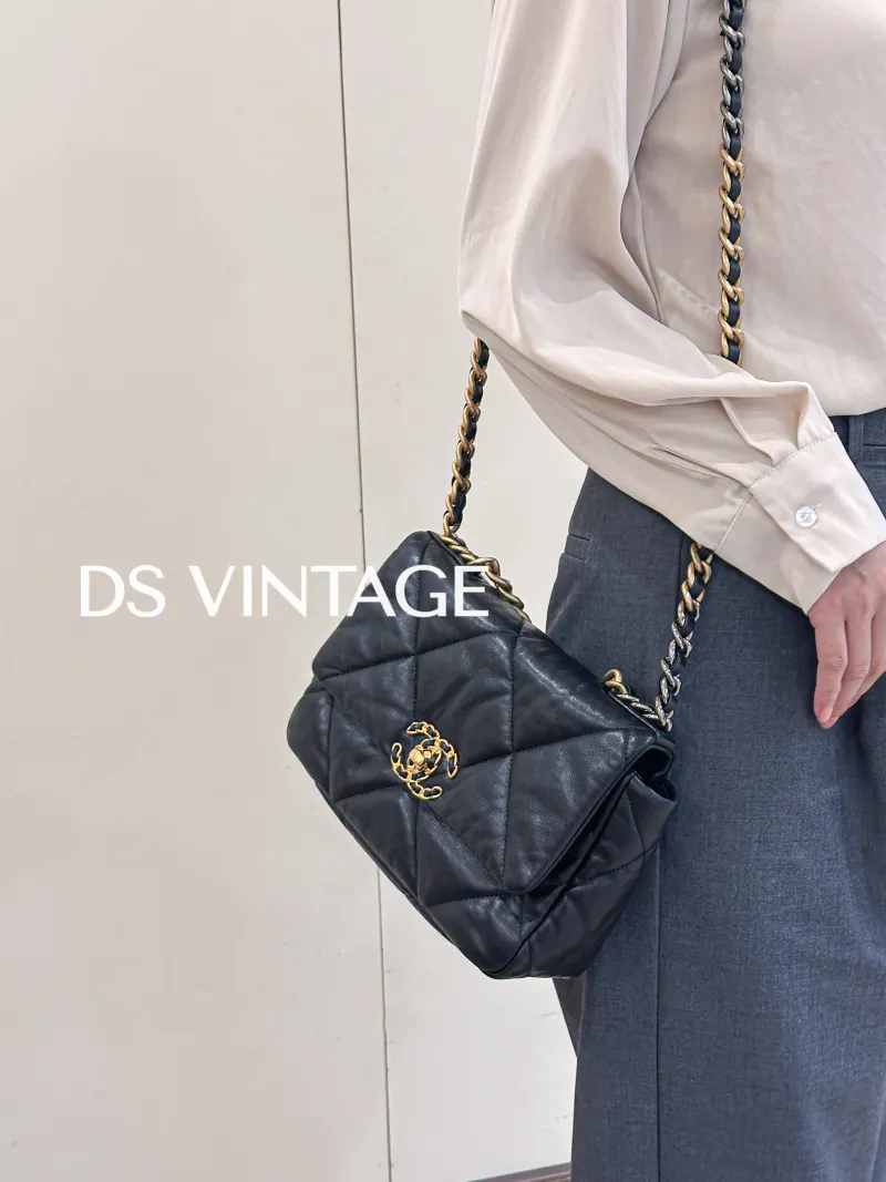 Chanel Crossbody Bag19Bag Black SL ambskin Small26 × 9 × 16 cm — on-model view 1 of 3