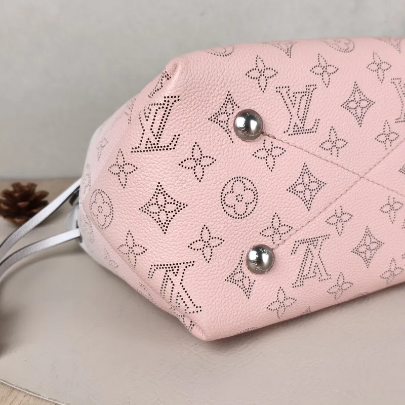Louis Vuitton Crossbody Bag BELLA Calfskin One Size22 × 14 × 19 cm — detail view 6 of 10