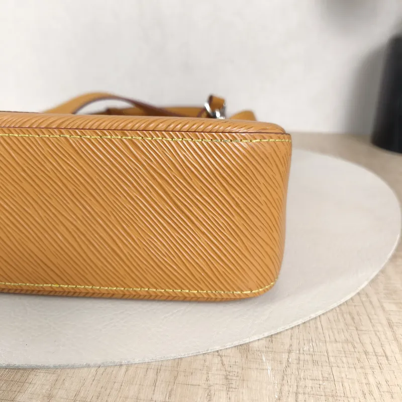 Louis Vuitton Crossbody Bag MARELLE Epi Embossed Calfskin Small25 × 8 × 15 cm — detail view 3 of 10