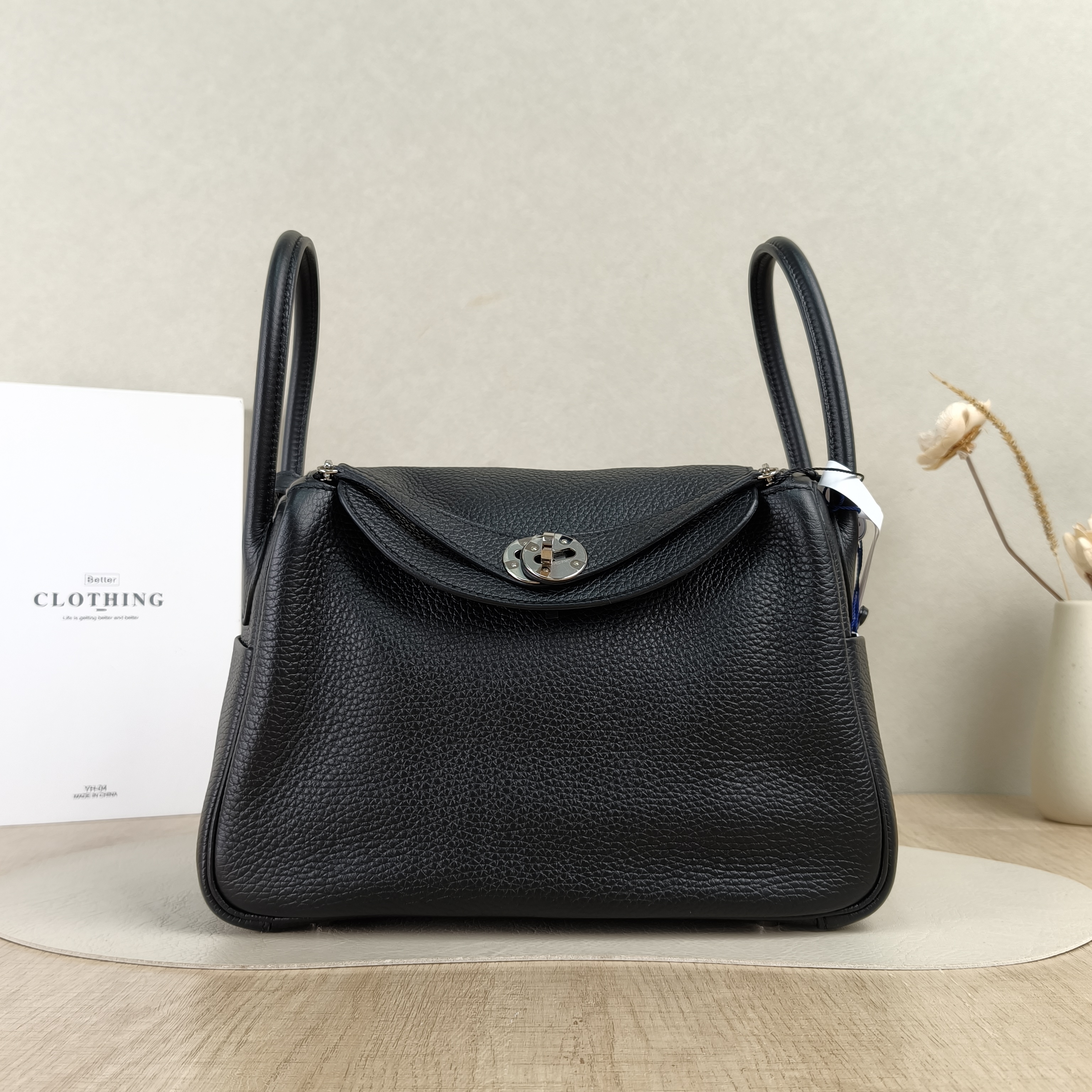 Hermès Crossbody Bag Lindy 26Black Taurillon Clemence TC Calfskin Small26 × 12 × 18 cm