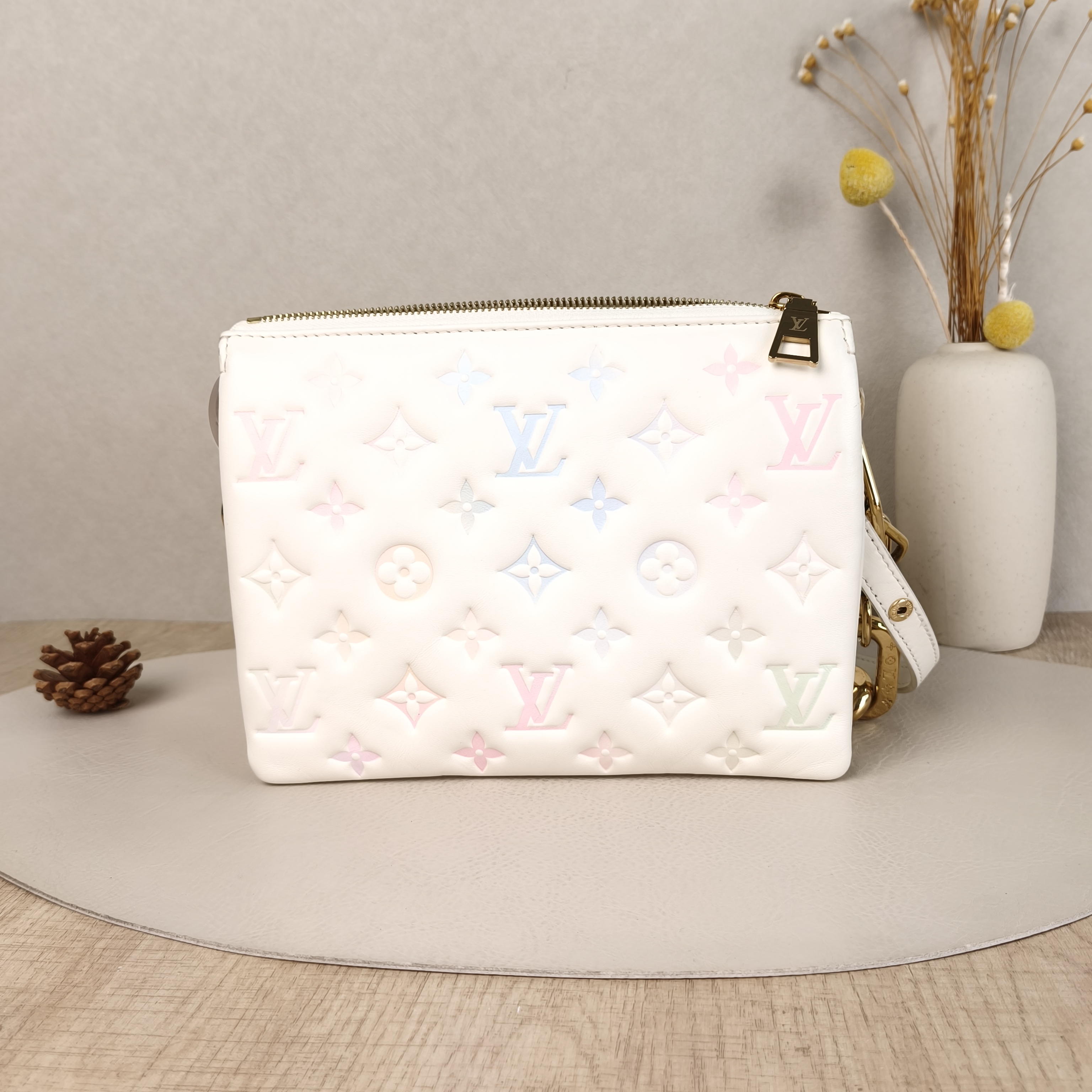 Louis Vuitton Crossbody Bag Coussin BB White · Lambskin BB21 × 7 × 16 cm