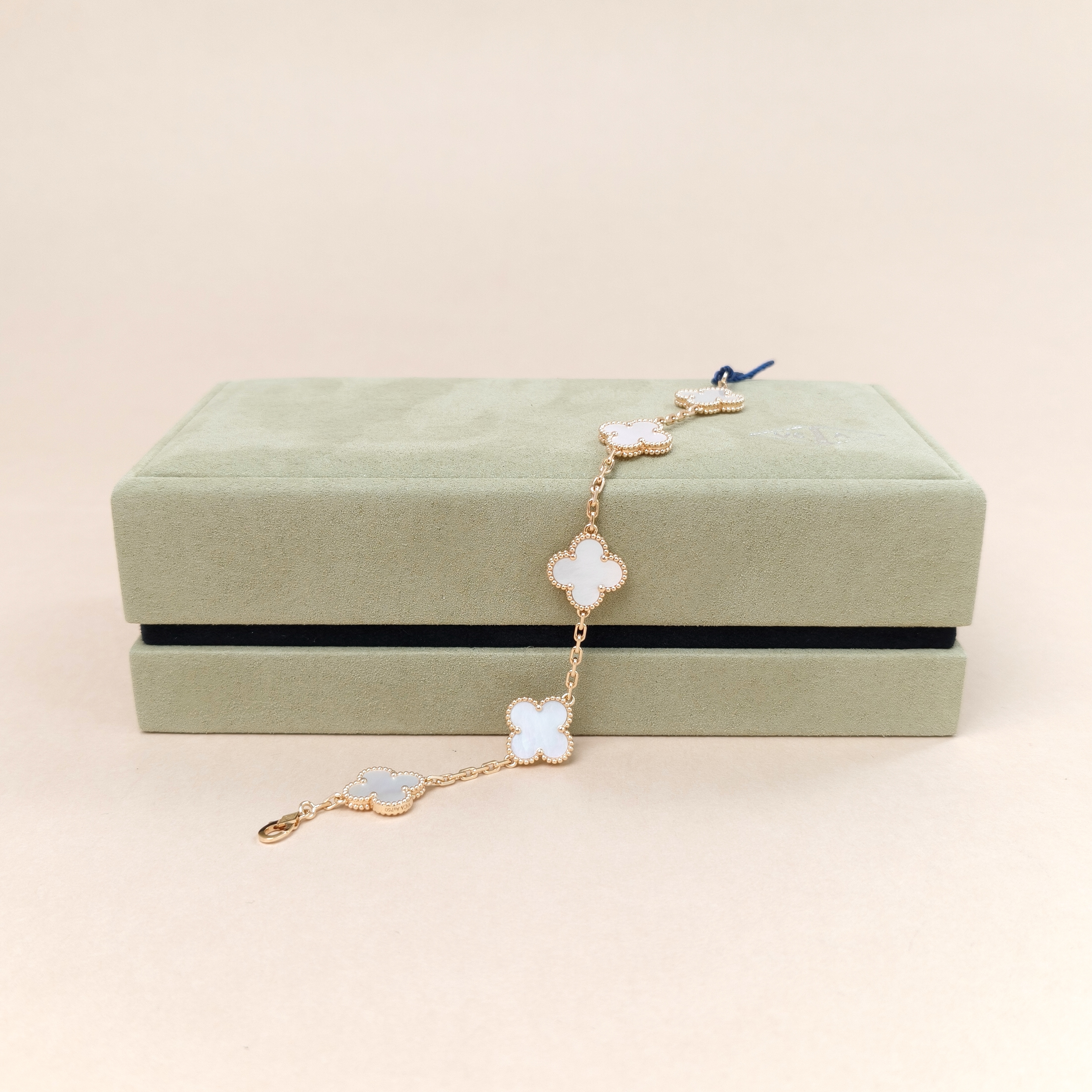 Van Cleef & Arpels Bracelet Alhambra Alhambra Collection Five-Motif Bracelet Pearl · White Mother-of-Pearl18KY ellow Gold Vintage Small15㎜ 17㎝ — cover view 3 of 13