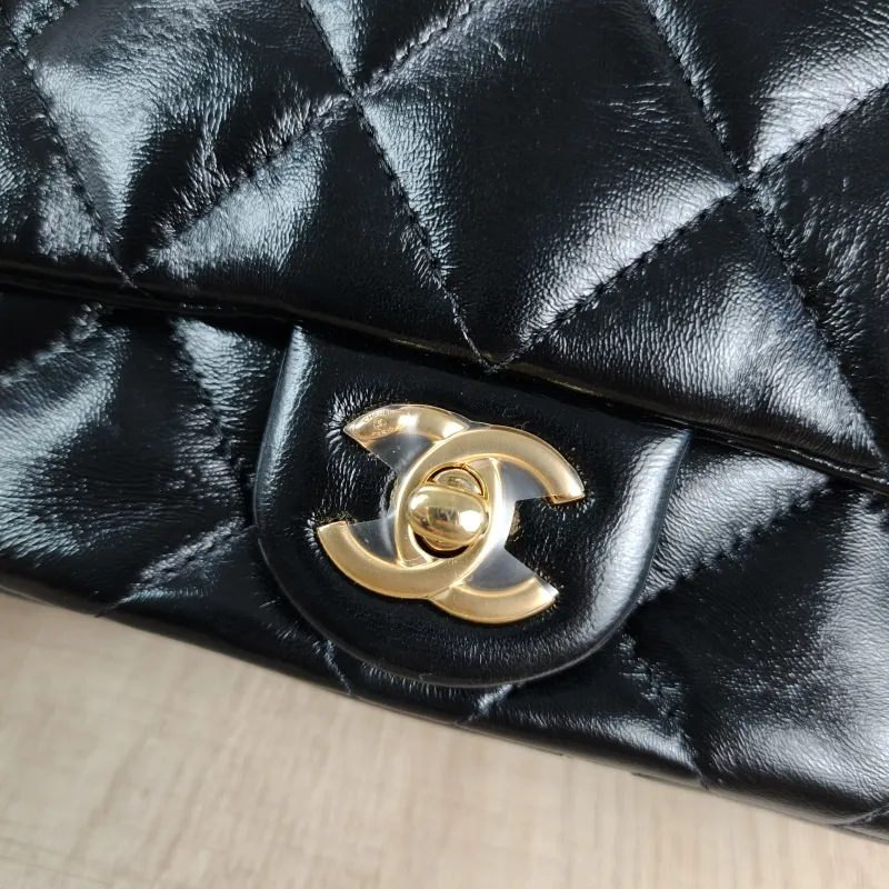 Chanel Crossbody Bag Black Lambskinmini19 × 8.5 × 14 cm — detail view 7 of 15