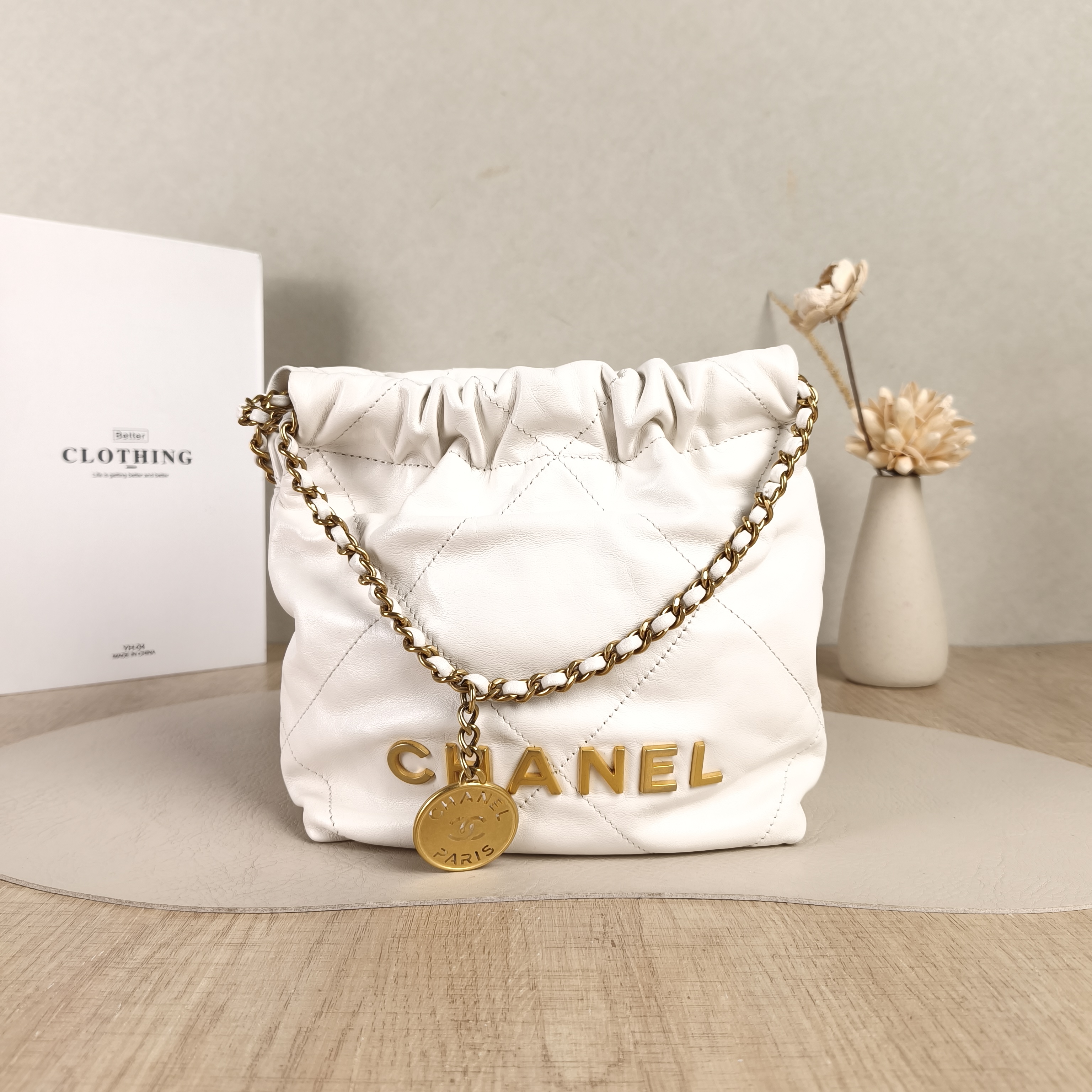 Chanel Shoulder Bag22Bag White CC alfskinmini20 × 6 × 19 cm