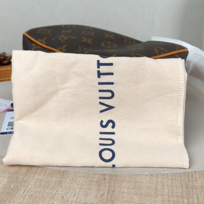 Louis Vuitton Crossbody Bag Amazone Camera Bag Monogram PVC One Size 13.5 × 8 × 20 cm — detail view 5 of 11