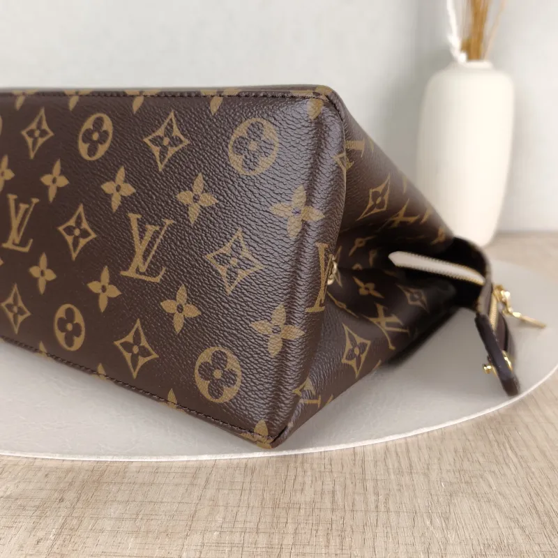 Louis Vuitton Crossbody Bag PETIT PALAIS Monogram PVC Small 29 × 12.5 × 18 cm — detail view 9 of 13