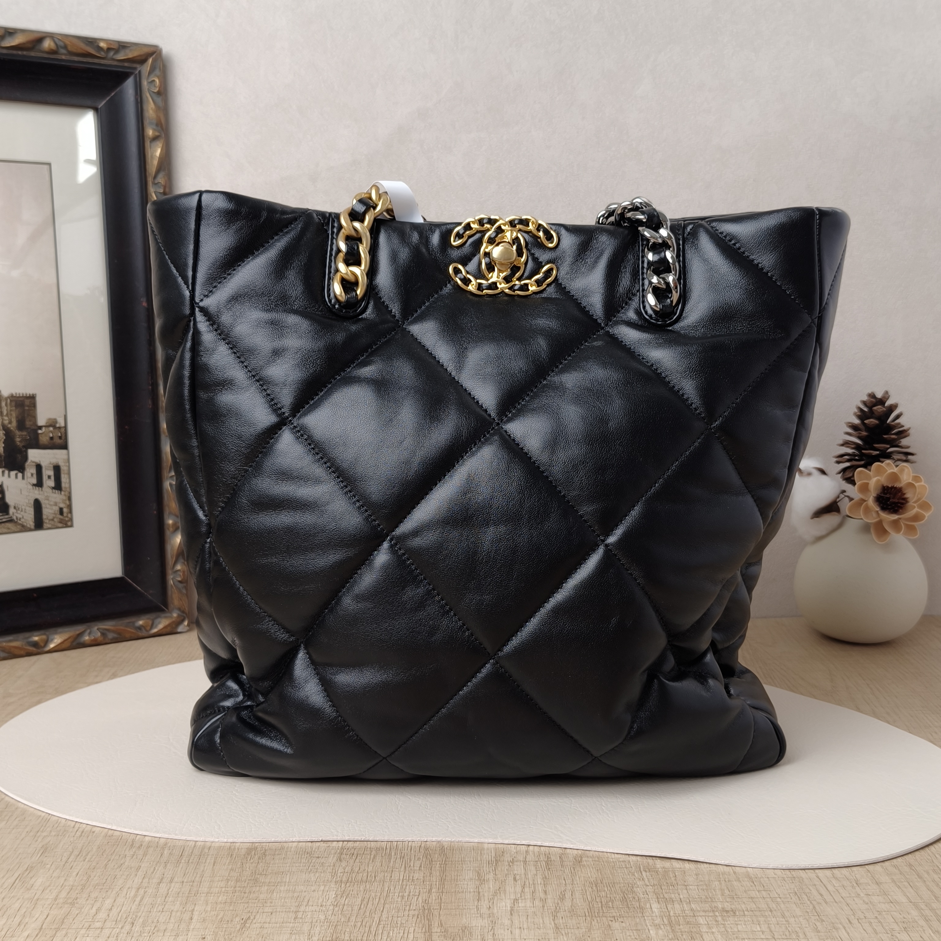 Chanel Shoulder Bag19Bag Shopping Bag Shopping Tote Black Lambskin One Size30 × 10 × 37 cm
