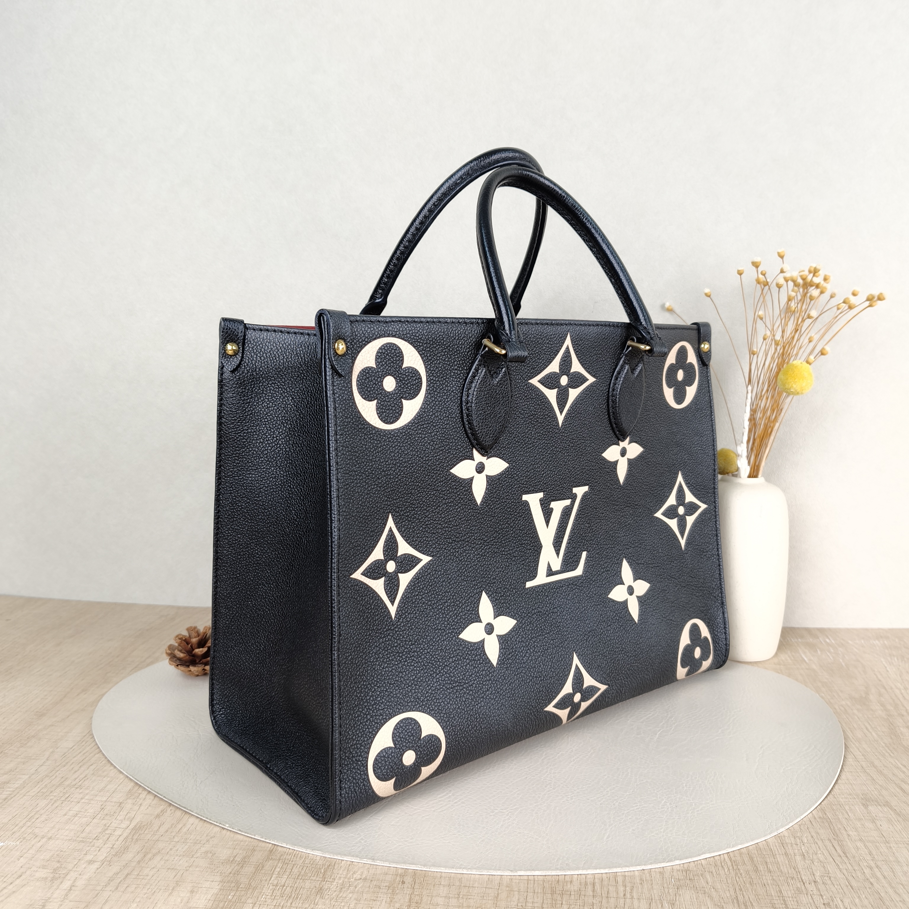 Louis Vuitton Shoulder Bag Onthego Medium Black · White Empreinte Embossed Calfskin Monogram Medium35 × 14 × 27 cm — cover view 5 of 5