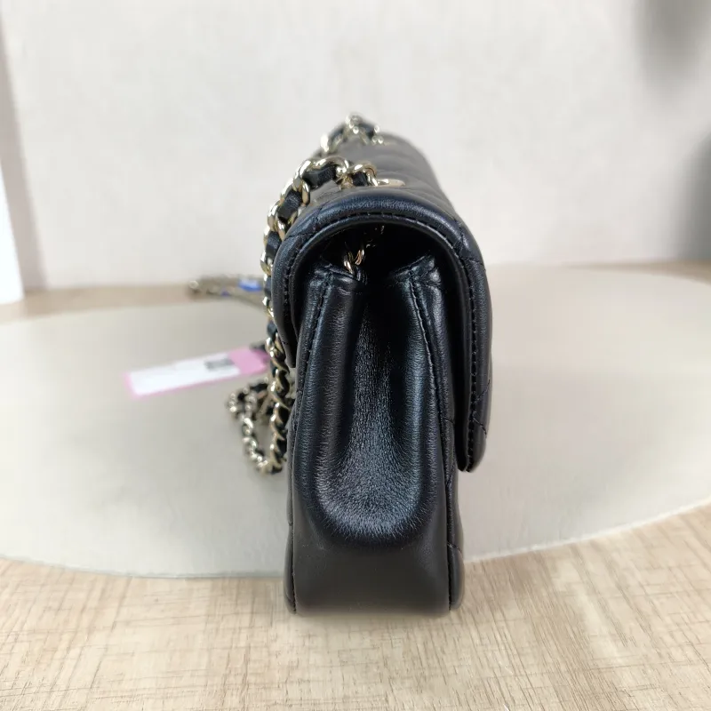 Chanel Crossbody Bag Crossbody Bag Black Lambskin One Size 19.5 × 4 × 11 cm — detail view 5 of 12